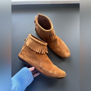Vintage Inspired Minnetonka Back Zip Hardsole Boot- 7
